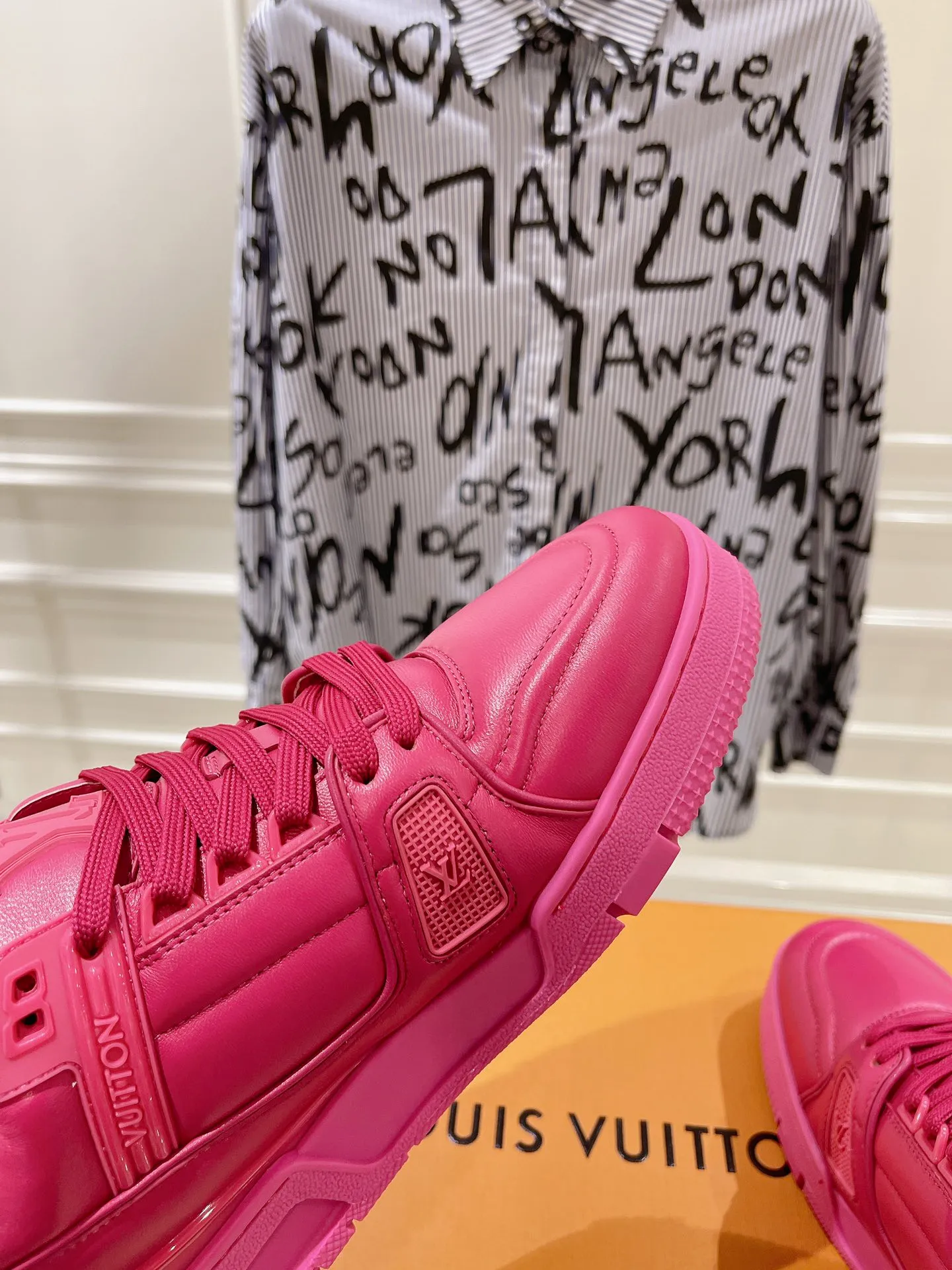 👟👟Ex-factory price 840👟👟 Top version #couple style 2024 hot LV 𝘁𝗿𝗮𝗶𝗻𝗲𝗿 series of the latest couple style sneakers, the quality has been upgraded again, the details are awesome, it just doesn’t look too good! The model was sold out immediately within ten minutes of the official website going on sale. TPU outsole, mold fee is 2w+. The texture is comparable to the original version. The feet are made of polymeter micro-material and breathable British mesh. The details are the same as the original version. Please pay attention to distinguish the currency materials on the market. Size: Female 35-39, Male 39-45M